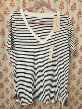 Universal Thread Black & White Striped V-Neck Tee